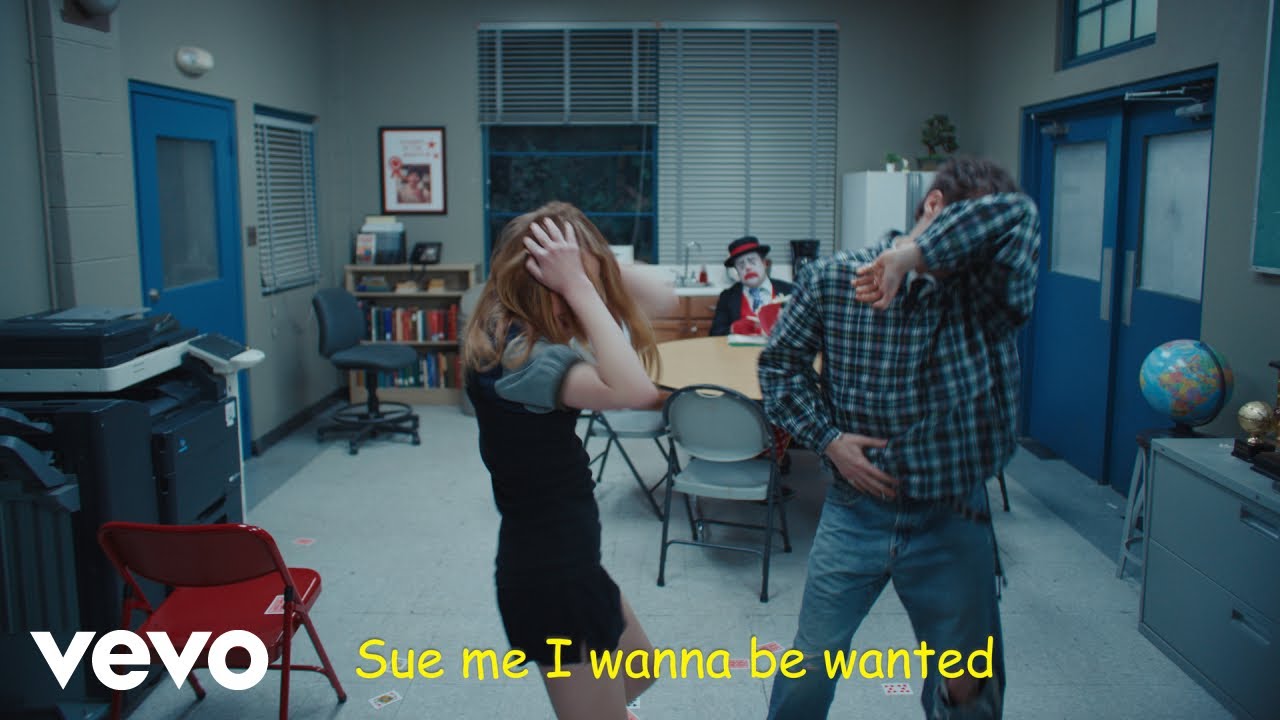 Audrey Hobert - Sue me (Lyric Video)