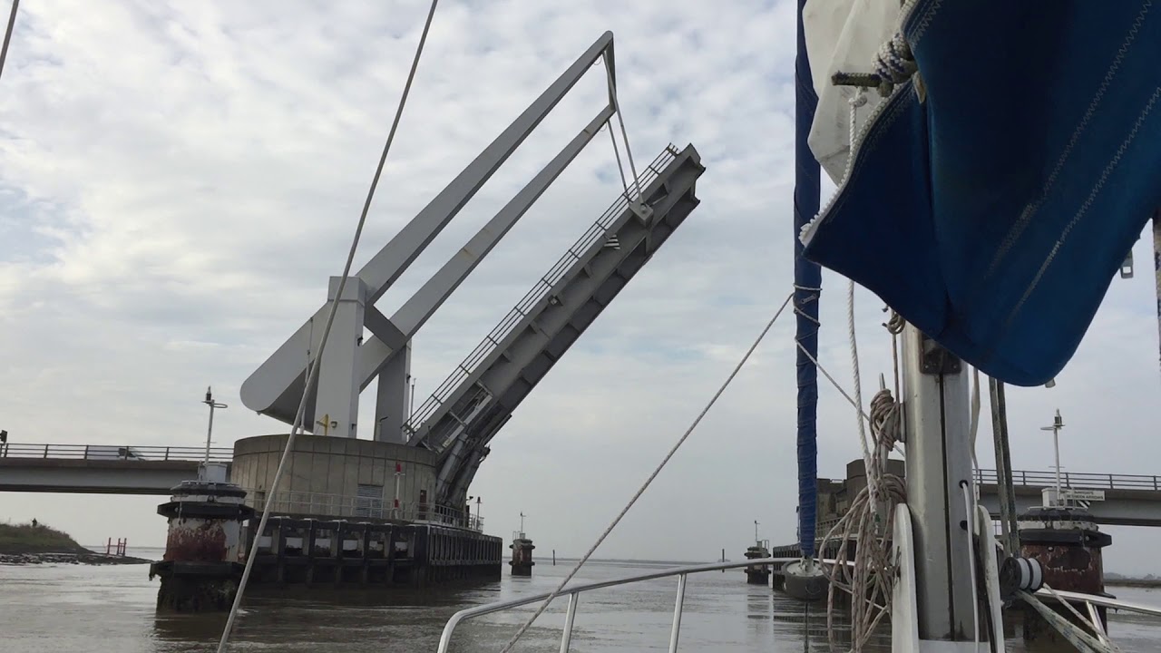 Lady Dancer 26 approaching Breydon Bridge
