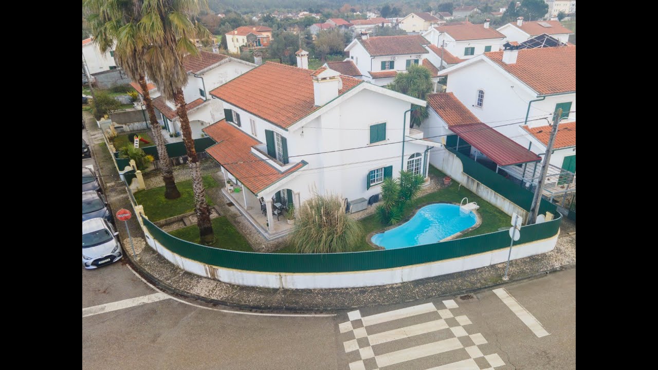 Excelente Moradia T4 com piscina, jardim, garagem e aquecimento central