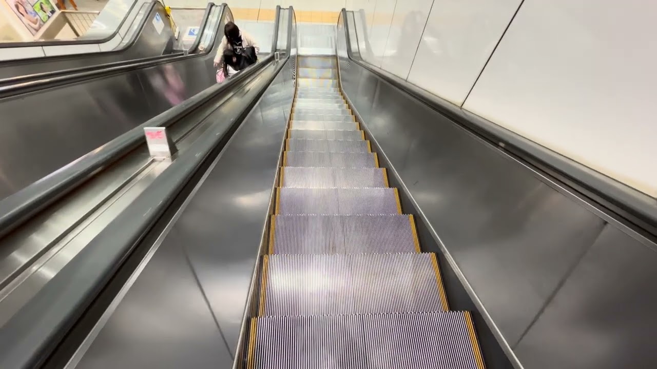 エスカレーター　千葉都市モノレール　千葉駅　くだり　広角