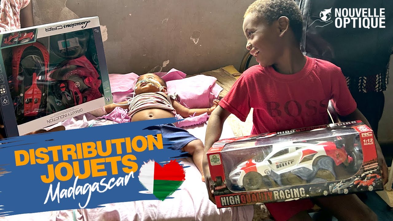 Distribution de jouets aux enfants de l'hôpital à Madagascar