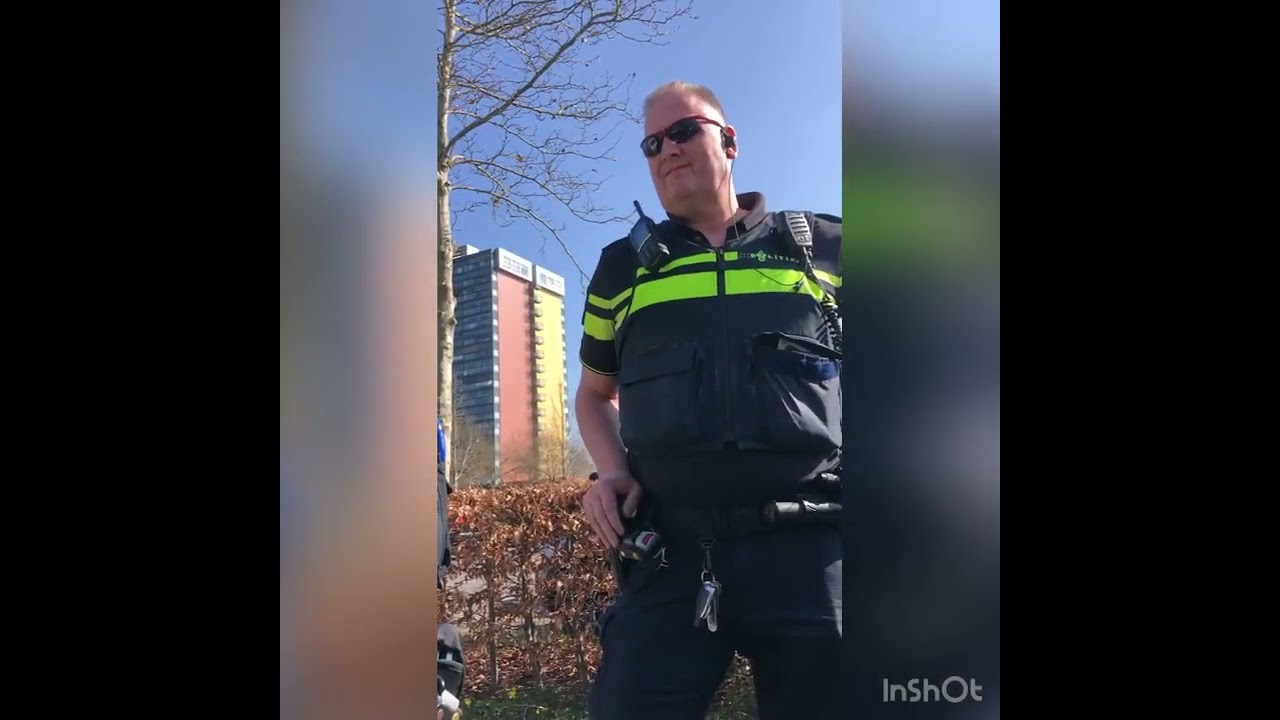 Eén agent grijpt in… en dan komen er nóg meer bij – terecht of niet?