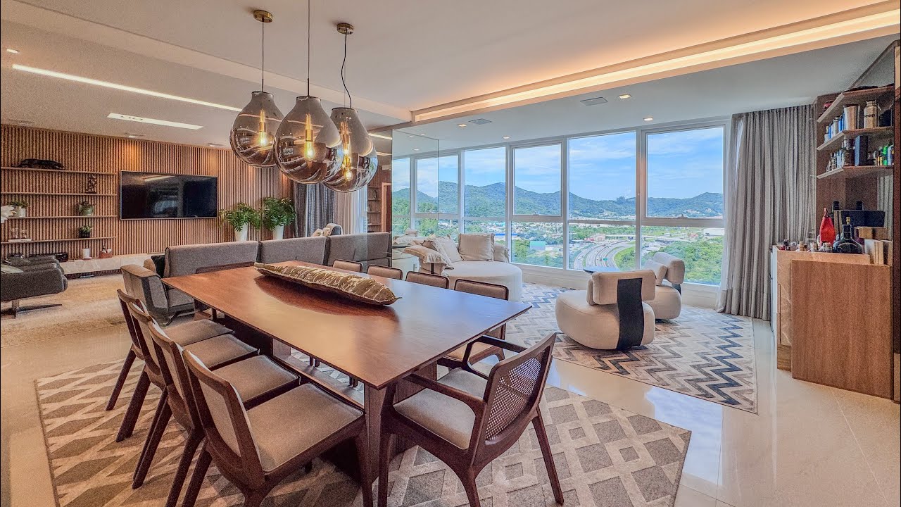 Esse apartamento em Balneário Camboriú tem até vaga pra barco, marina exclusiva e prédio de luxo.