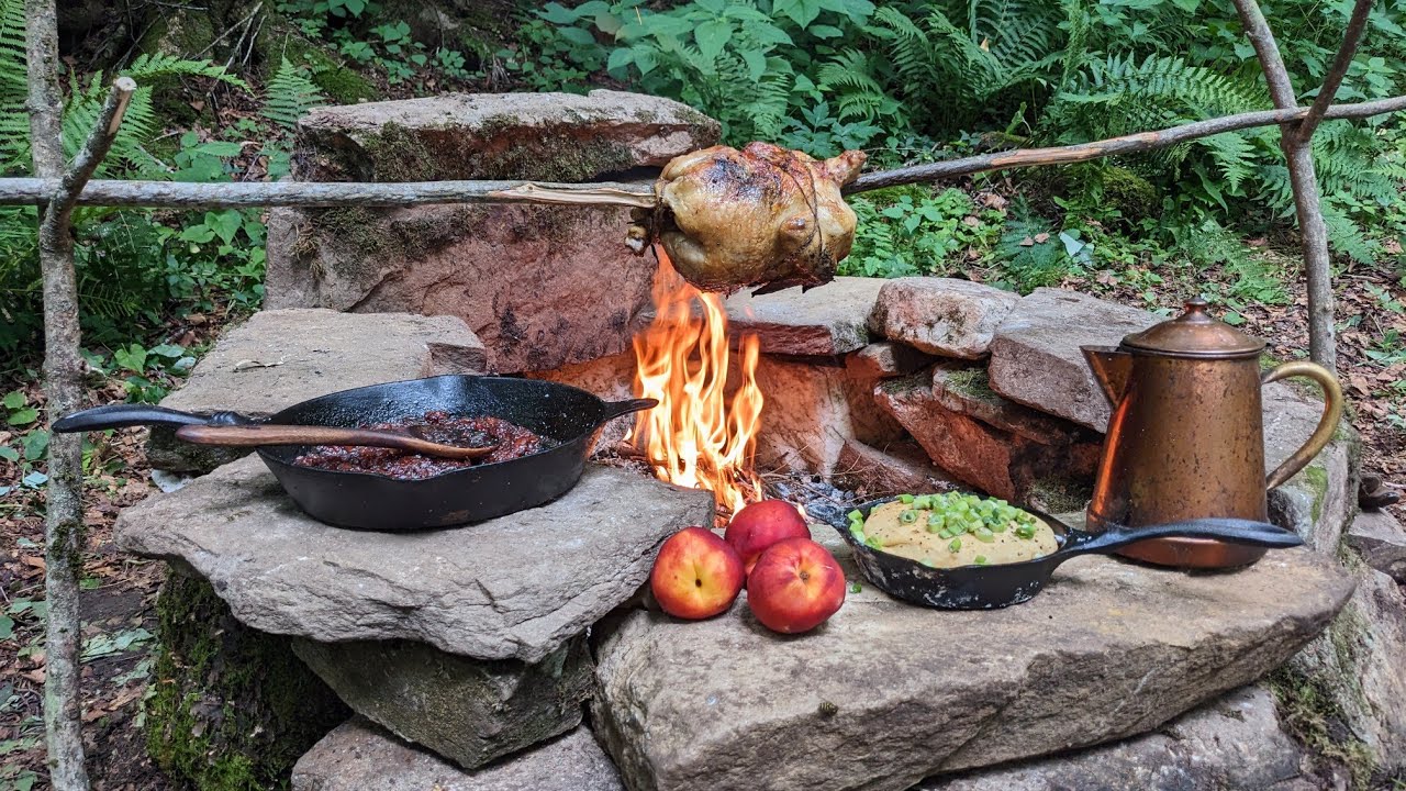 Курица, запечённая на вертеле, с персиковым чатни и кукурузным хлебом с зелёным луком | Кулинария...