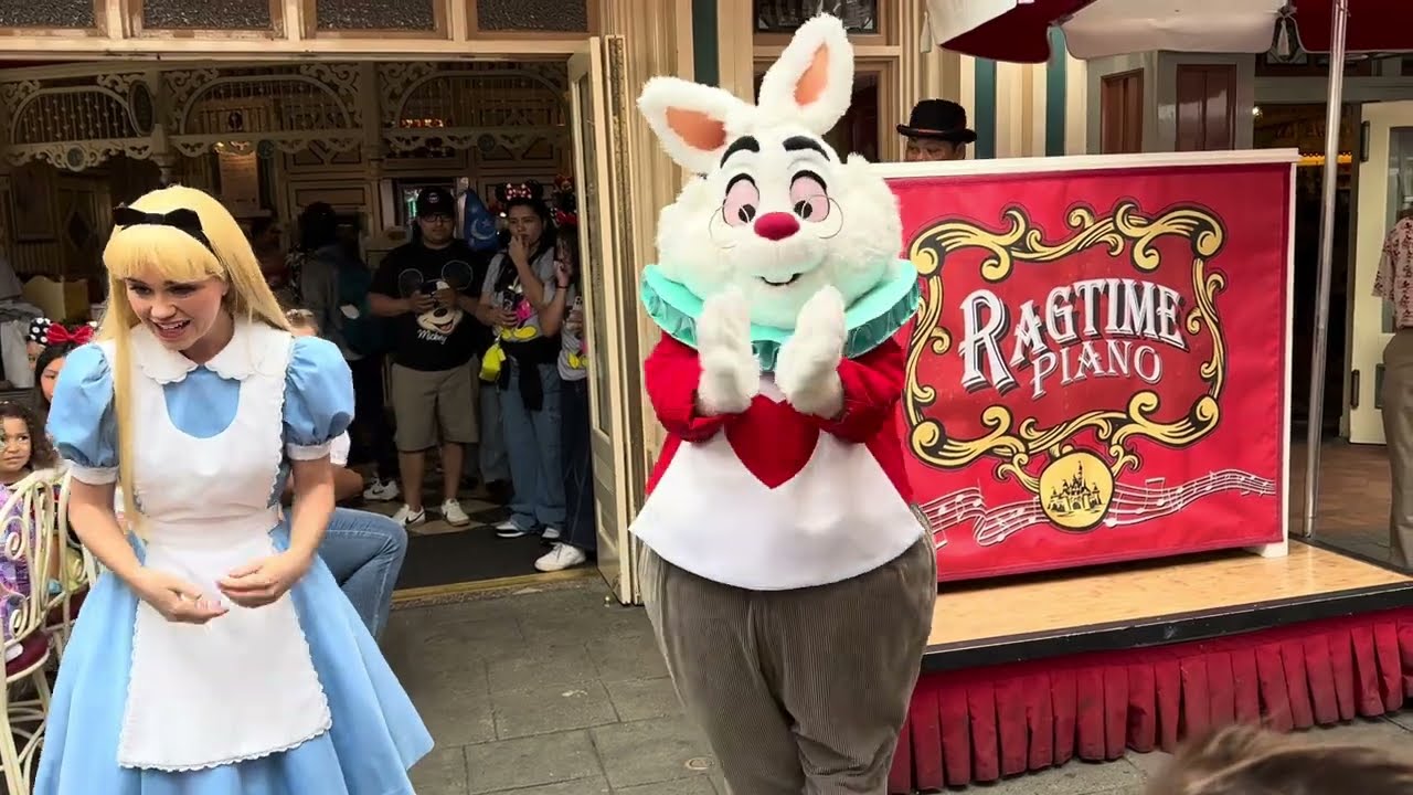 White Rabbit joins Musical Chairs with Alice in Wonderland! // Disneyland