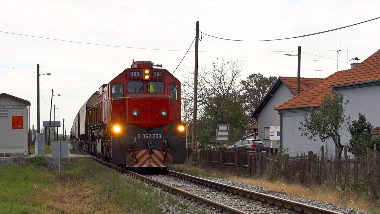 2062 203 (EMD G26) stop-and-go at a crossing