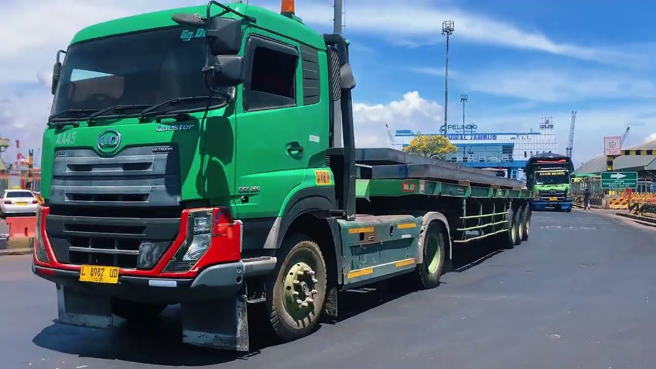Truk trailer berukuran panjang di Seputaran Terminal Jamrud Tanjung Perak Surabaya || November 2025