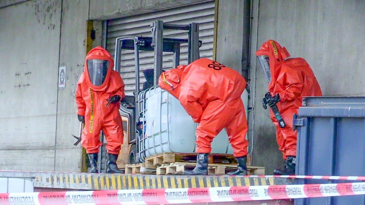 [GROSSEINSATZ FEUERWEHR DÜSSELDORF] - Gefahrguteinsatz bei einer Spedition | IBC-Behälter beschädigt