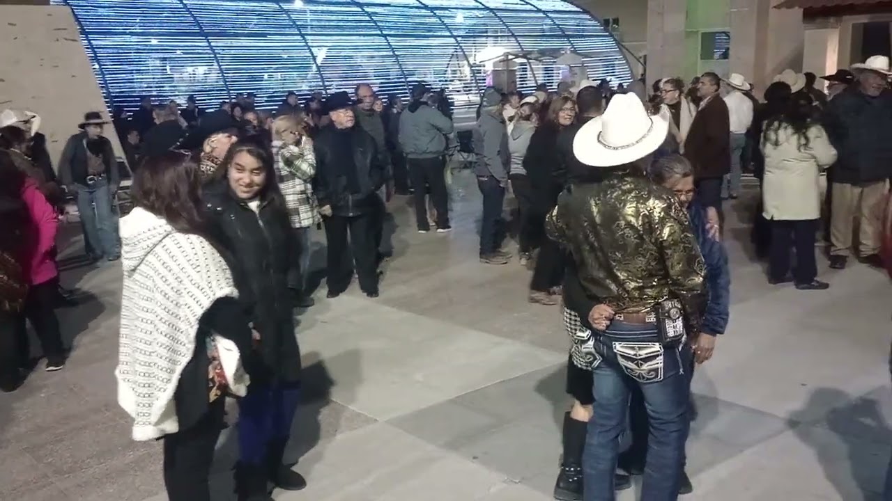 La gran plaza (mini baile)