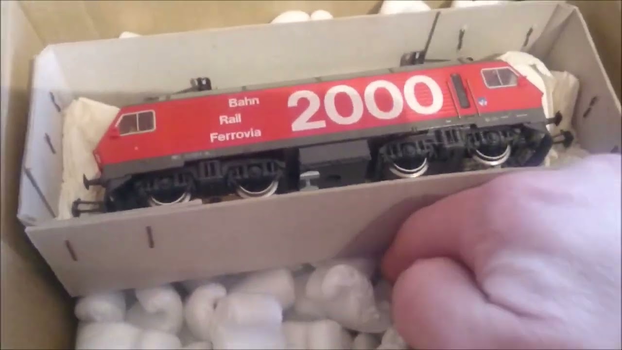 Traurige Lieferung einer BR 216 Diesellok von Märklin .
