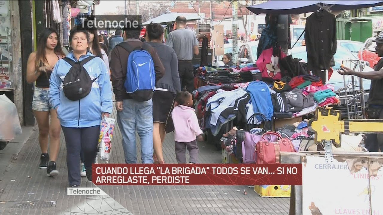 Manteros: copan veredas y venden barato