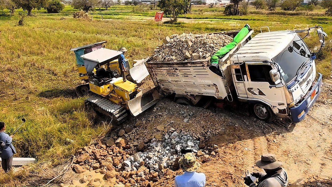 O.M.G Operation Wonderful Dump Truck 5Ton Very Stucking Helping  By Dozer D31P D20P Unload
