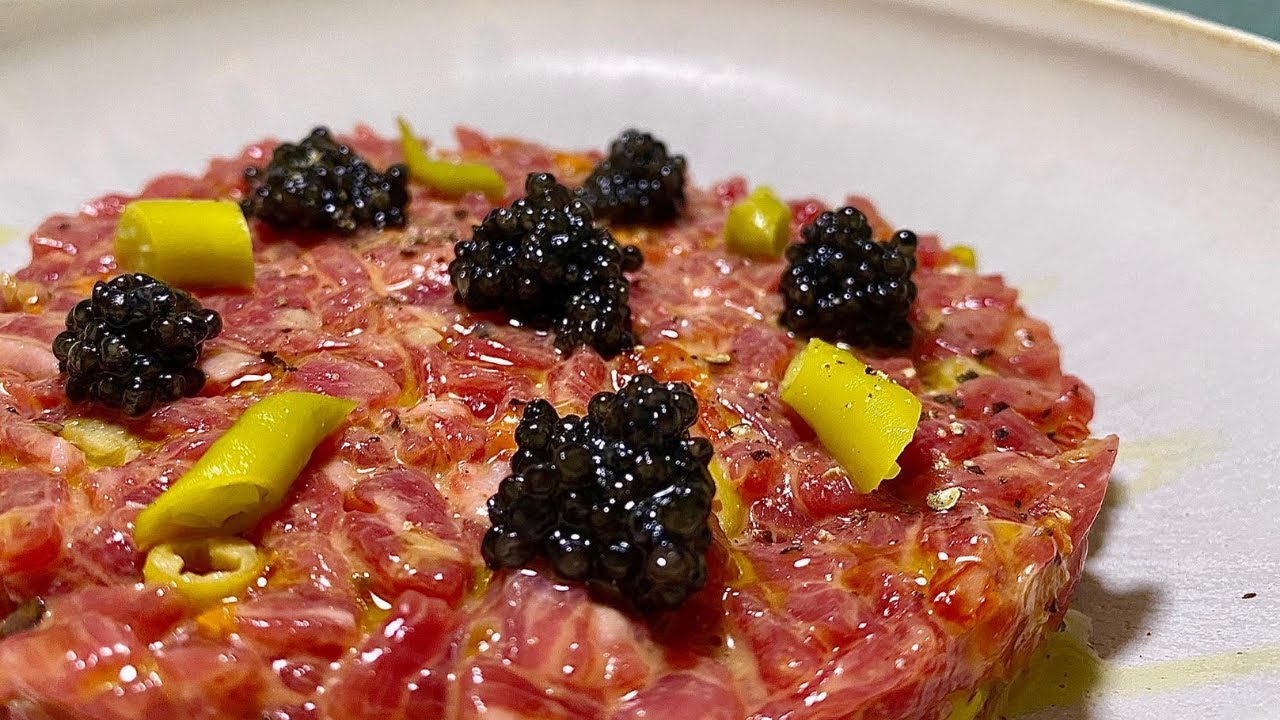 Steak tartar La Finca con tomatitos, piparra y caviar