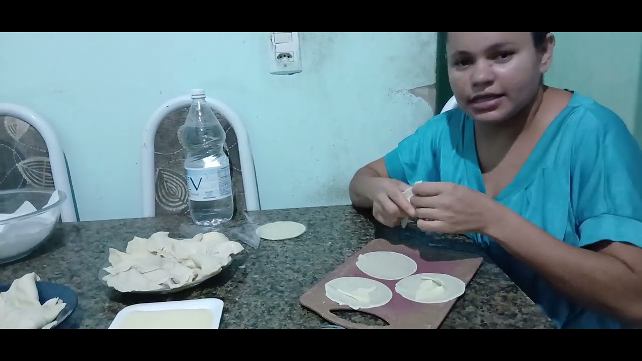 Vem comigo ver o nosso lanche da quinta-feira pastéis, bolo de coco, curte segue pra parte 2