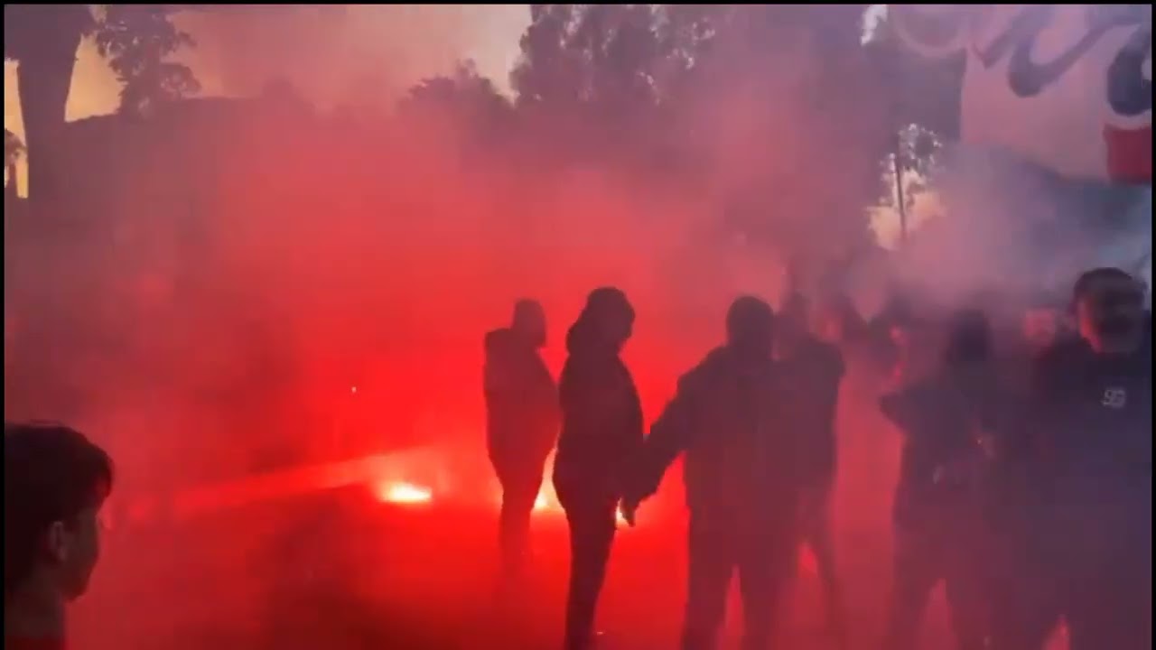 GLI ULTRAS CARICANO LA SQUADRA A NON RETROCEDERE (BARI MERITA RISPETTO) VIDEO COMPLETO