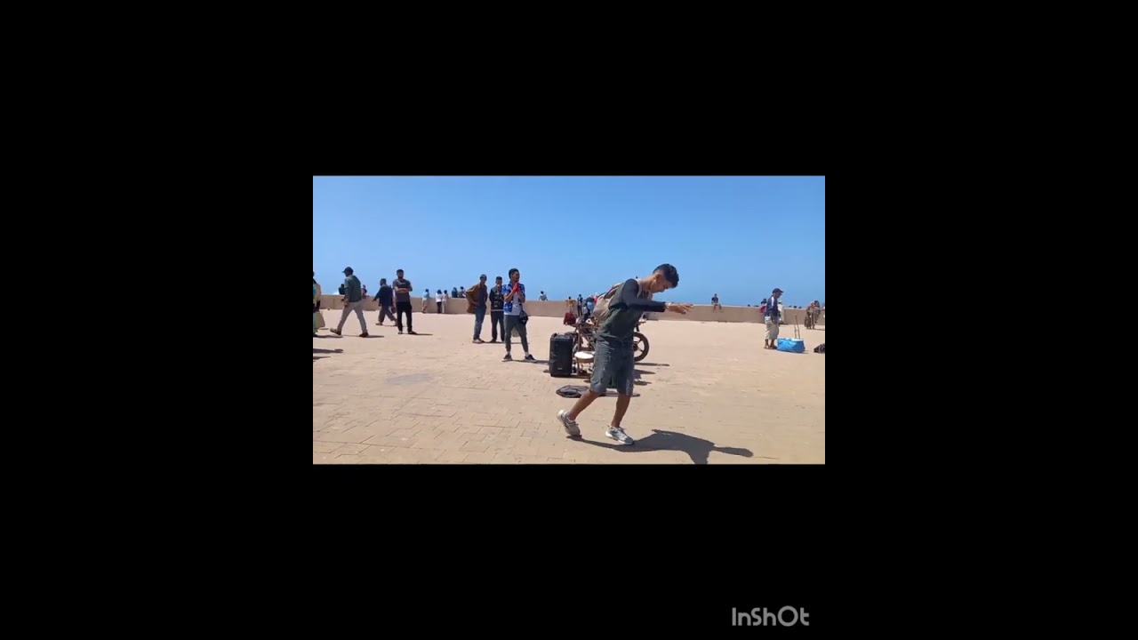 فنان_  مبدع  _بساحة_ مدينة_# الصويرة #  مع أجواء البحر