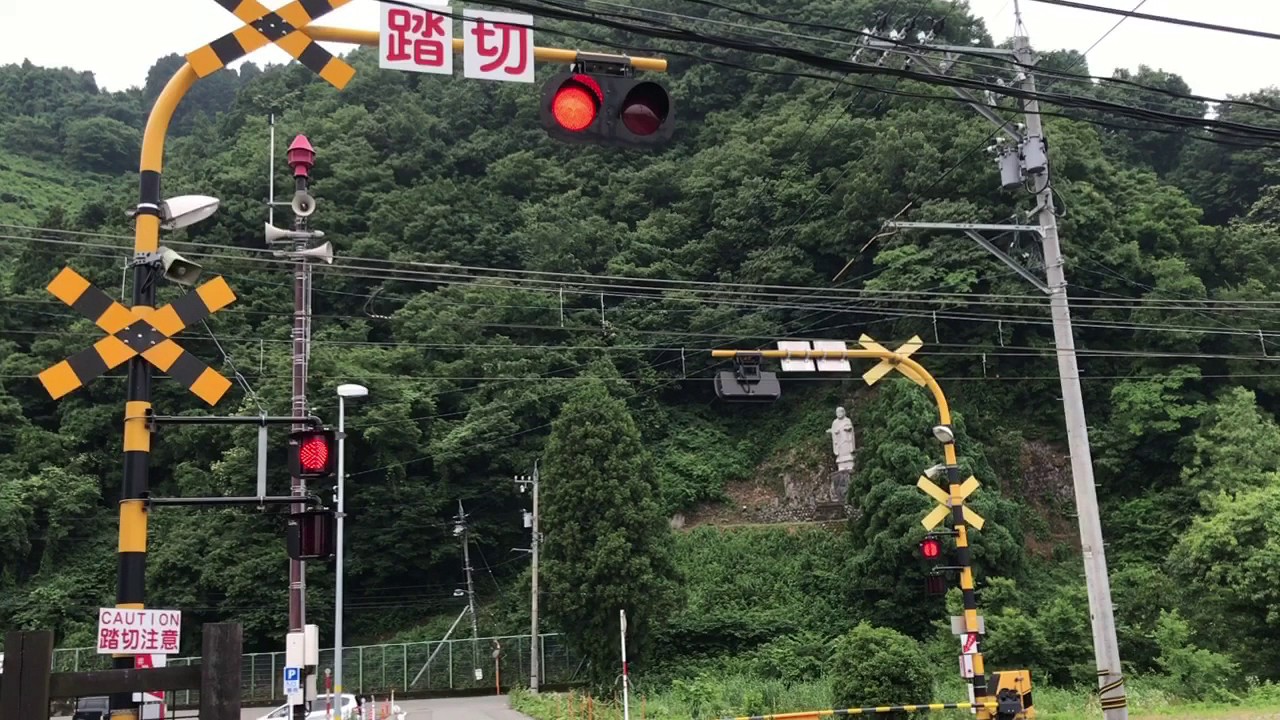 勝山駅隣の踏切