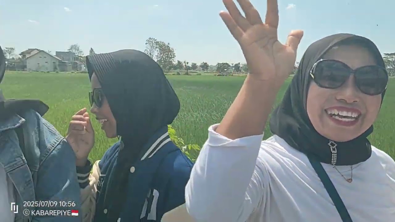 Ratusan Warga Sambut Kedatangan Wakil Presiden Gibran Rakabuming ke Mlese Cawas Klaten
