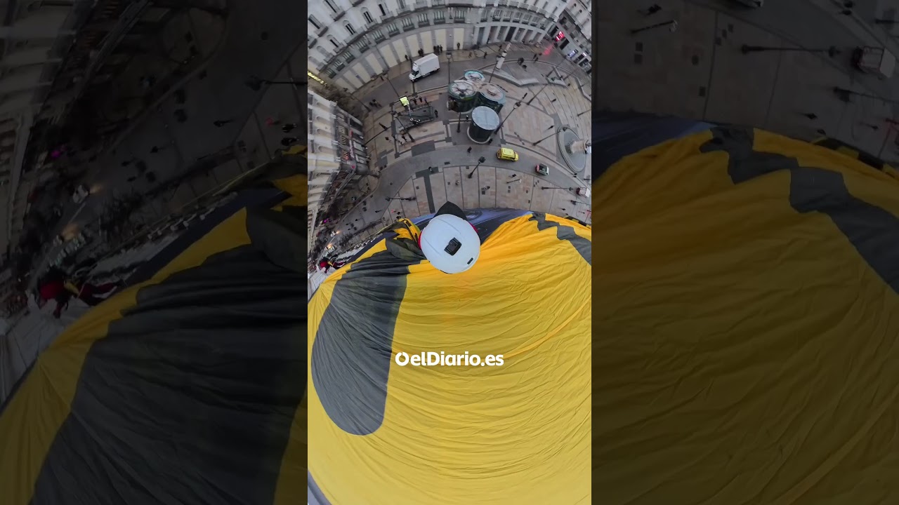 Greenpeace despliega una pancarta en el centro de Madrid: 