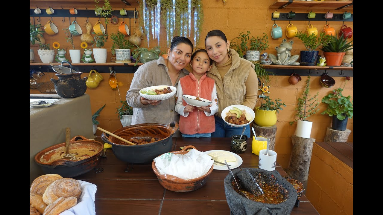 HOY COCINAMOS LAS TRES MUJERES DE LA CASA