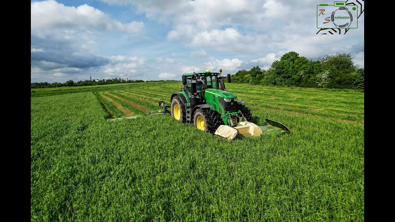 John Deere 6230R mit Krone Butterfly im Ackergras