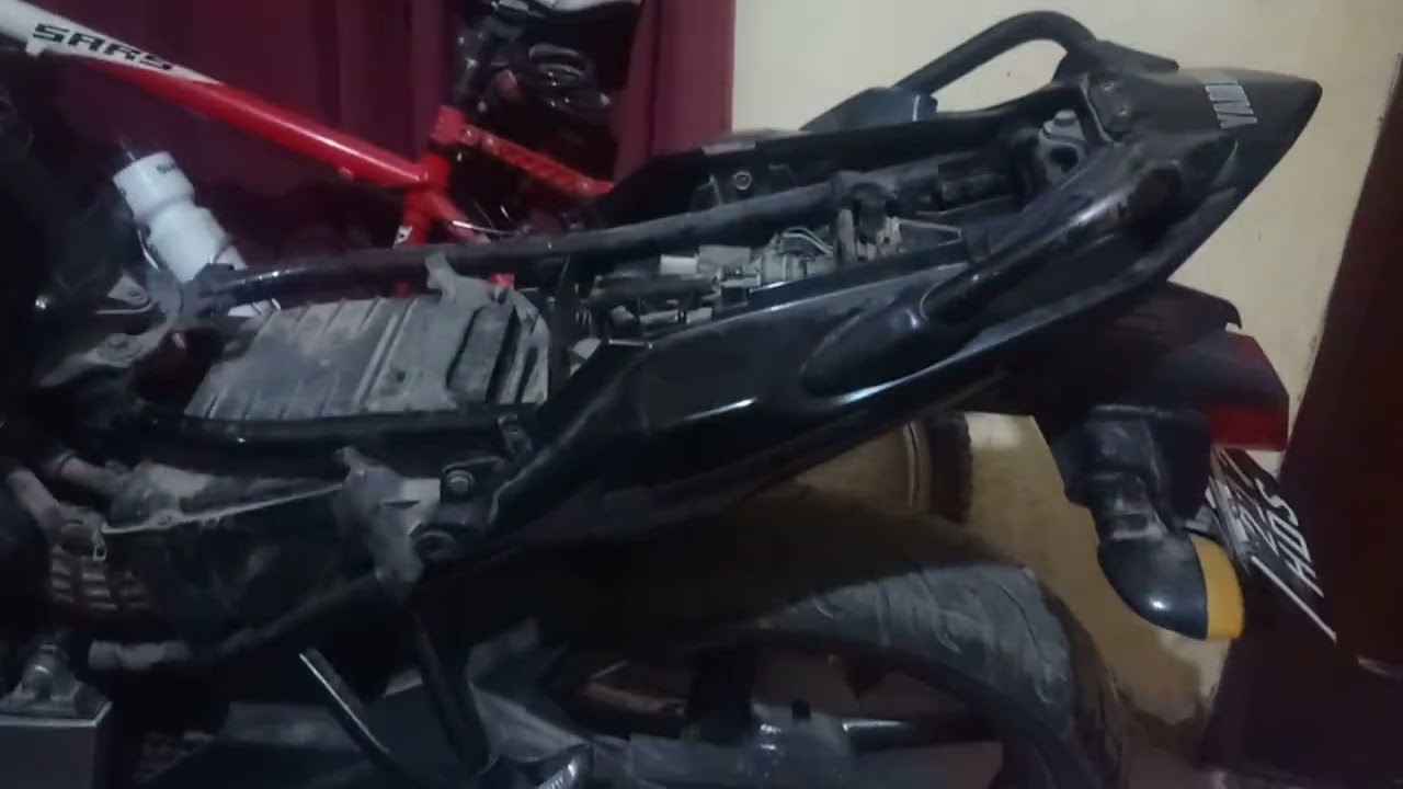 Cómo Sacar el Guardabarro Trasero Porta Patente de la Moto Yamaha FZ16 Modelo 2010 - Parte 1 👍