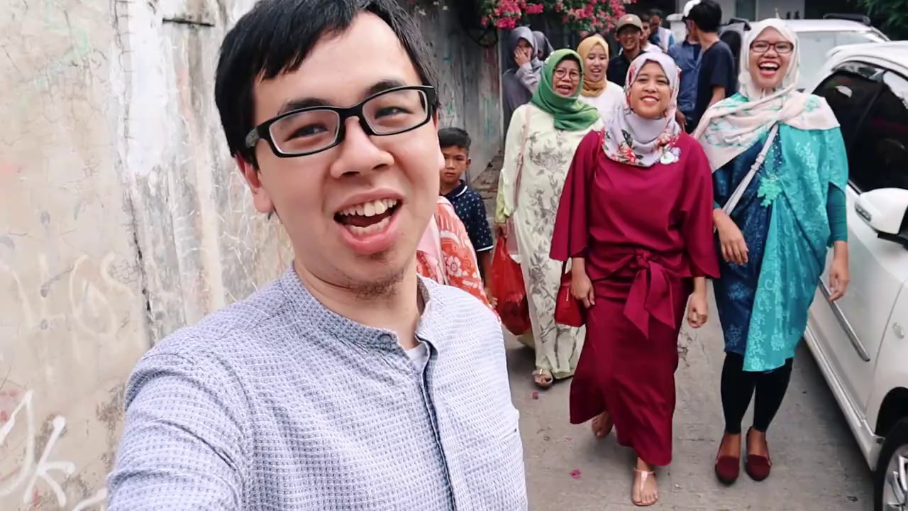 Visiting The Graveyard During Eid | Jakarta, Indonesia