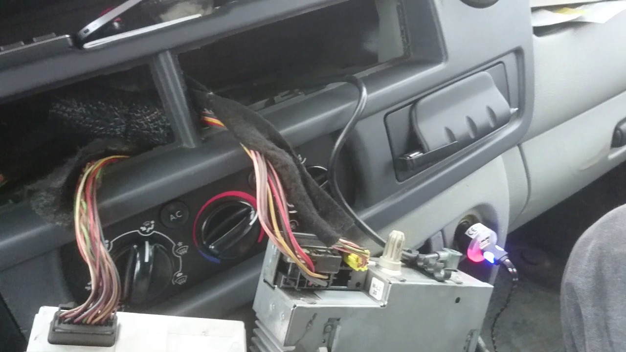 Wymiana żarówki panelu ogrzewania Renault Master
