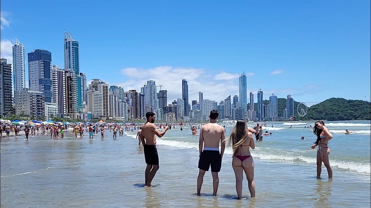 Caminhada na Praia Central de Balne&aacute;rio Cambori&uacute; 🇧🇷 Brasil 👙🏝🌊🚶&zwj;♀️ 9 de Janeiro 2023 Part 2 #praia
