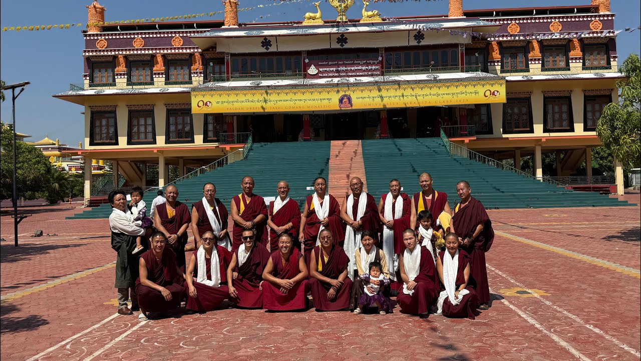 འབྲས་སྤུངས་སྒོ་མང་དགེ་བཤེས་ལྷ་རམས་པ་སྐལ་བཟང་ཚེ་རིང་གི་དགེ་བཤེས་མཆོད་འབུལ་སྐབས་ཀྱི་བརྙན། #mundgod 