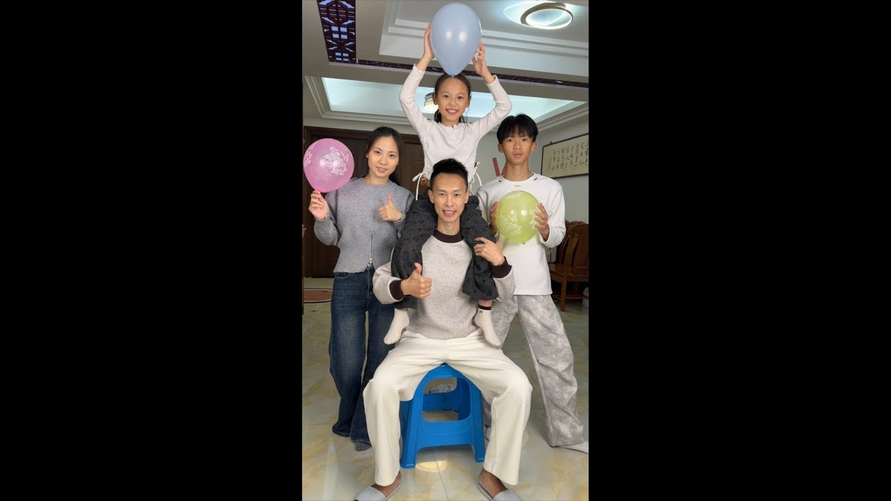 “昕昕”正在直播！家庭游戏不让气球￼掉落 快速穿裤子￼