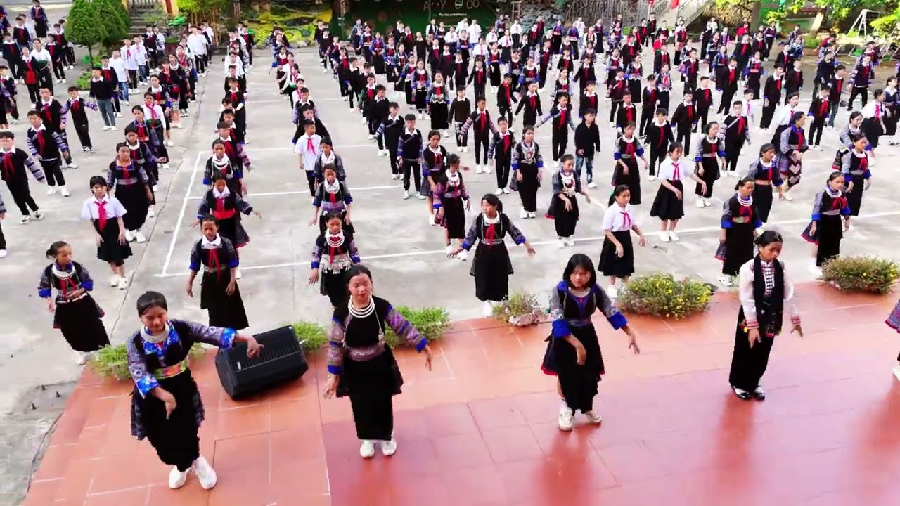 Bước nhảy hiện đại với trang phục dân tộc nội trú Mù Cang Chải, Yên Bái.