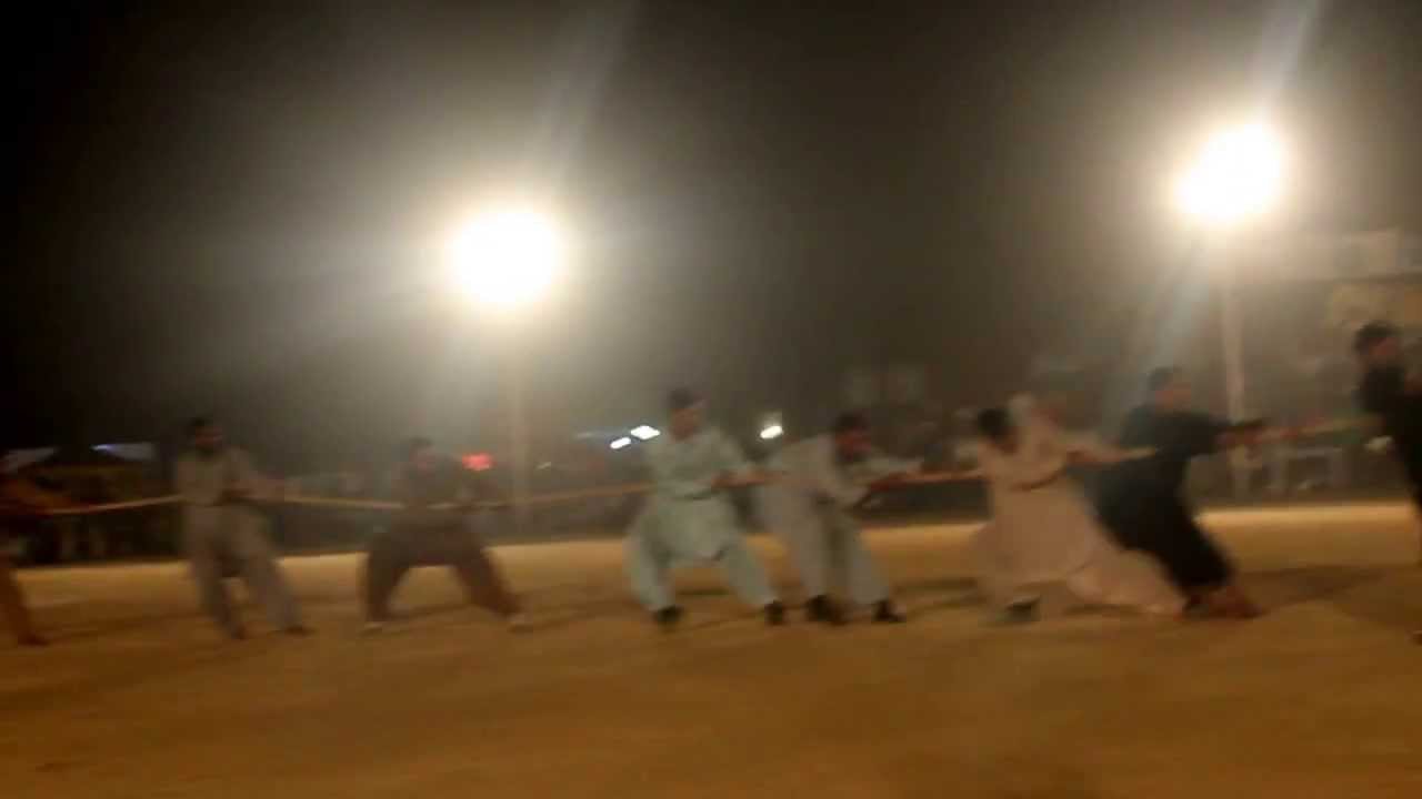 مبارة نصف النهائي بين فريق فخرا نحن و الجالية الباكستانية ((شد الحبل شبابي 2013 طاقة))