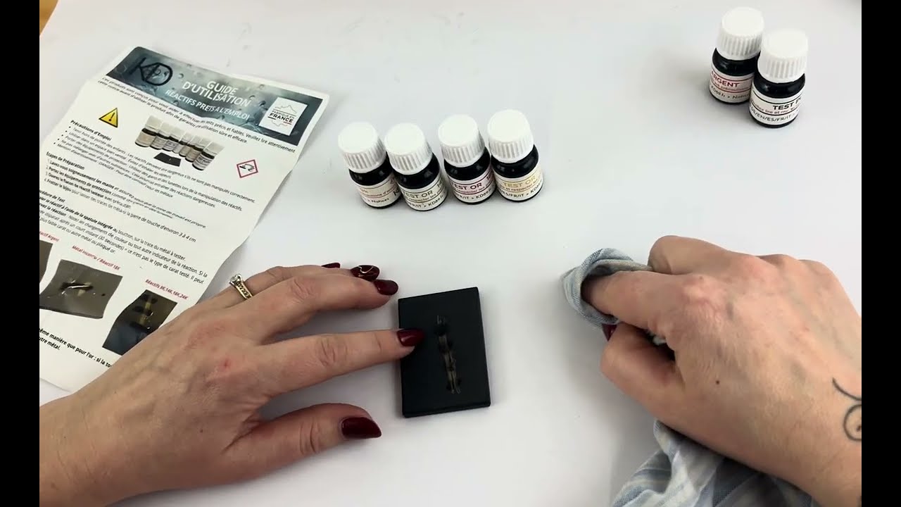 Comment tester le titrage de l’or d’un bijou avec un kit test or (méthode pierre de touche)