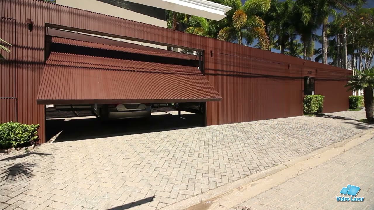 Fachada Residencial com Três Portões Automáticos