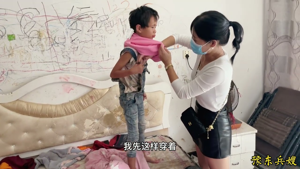 好心人给流浪孩寄来财物，兵嫂对孩子妈提出要求，不准再打孩子了