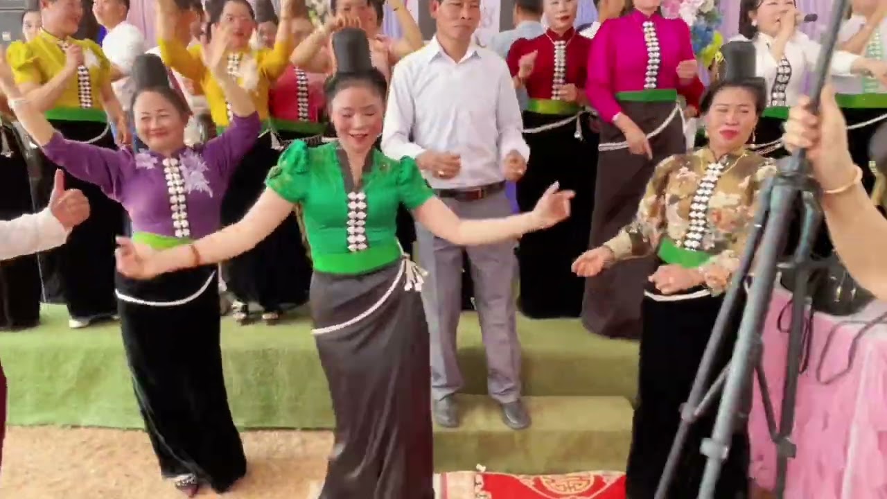 Các anh chị em và các nghệ nhân yêu văn hóa thái múa mừng nhà mới quàng lả 