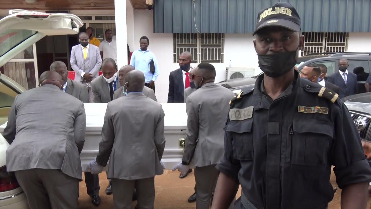 obsèques du Dr Tsala Essomba : arrivée à l'église