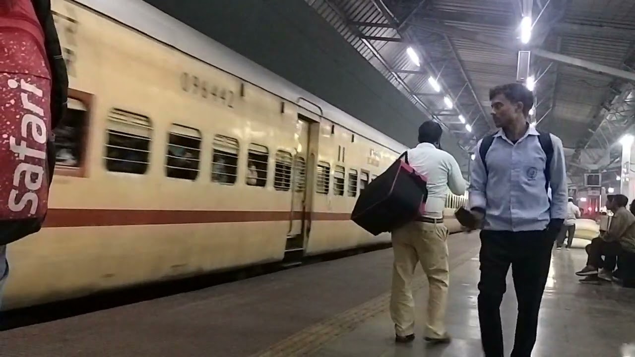 ERANAKULAM-PATNA TRAIN ARRIVING AT TATANAGAR JN AT PLATFORM NO-4..
