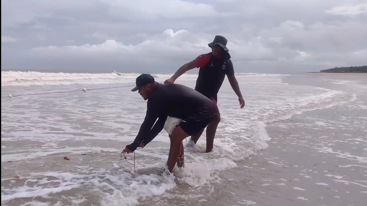 PESCARIA DE TAINHA PITIU NA PRAIA DE RAPOSA.
