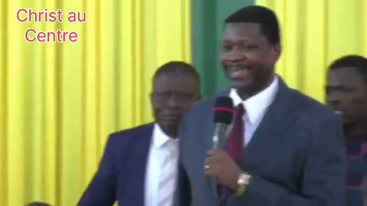 Prédication et prière d'evangeliste Noumonvi Dodji Paul en action. 