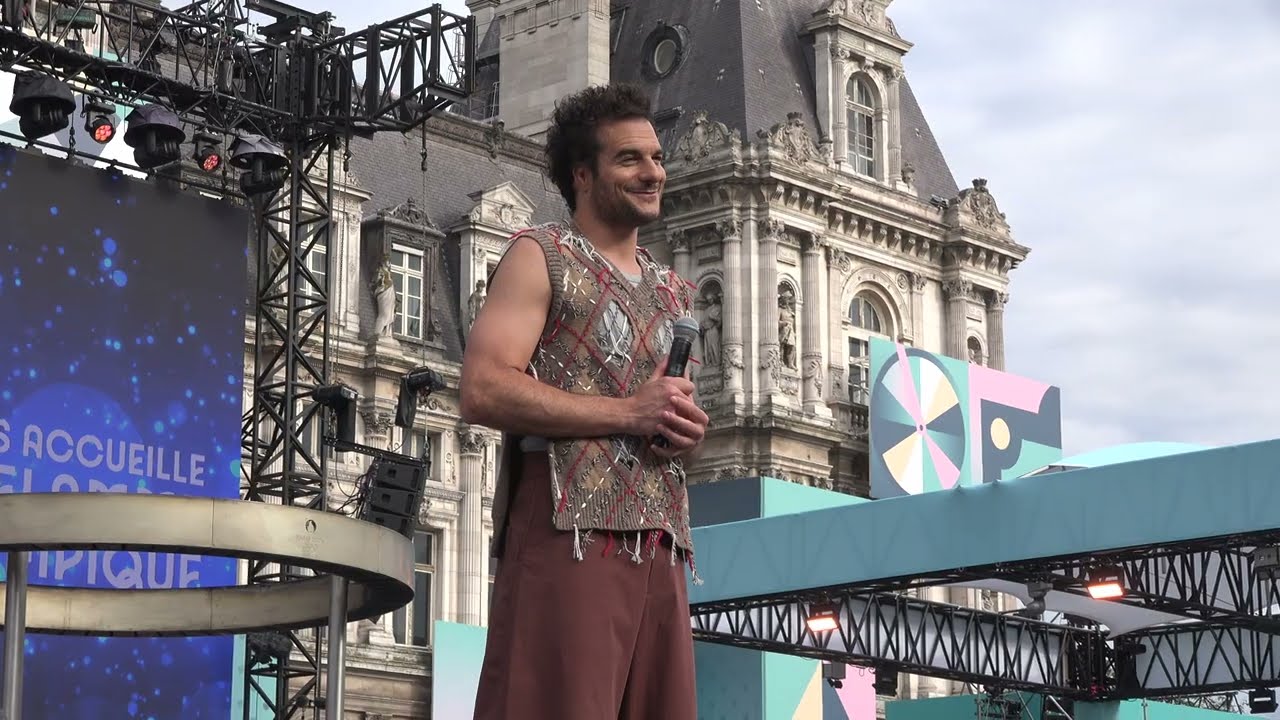 Amir interprétant son dernier single 