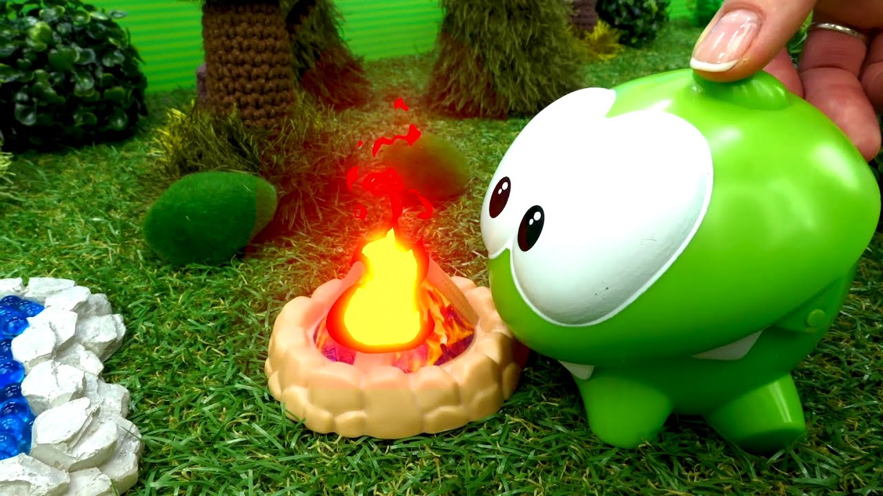 Monstrinho verde de brinquedo na floresta. Vídeos de brinquedos para crianças