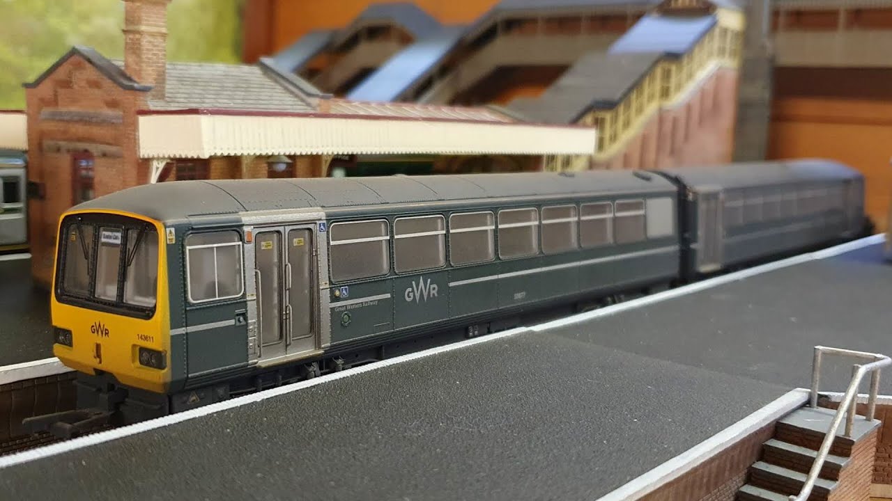 EFE rail E83027 OO gauge Class 143 GWR green 143611 review