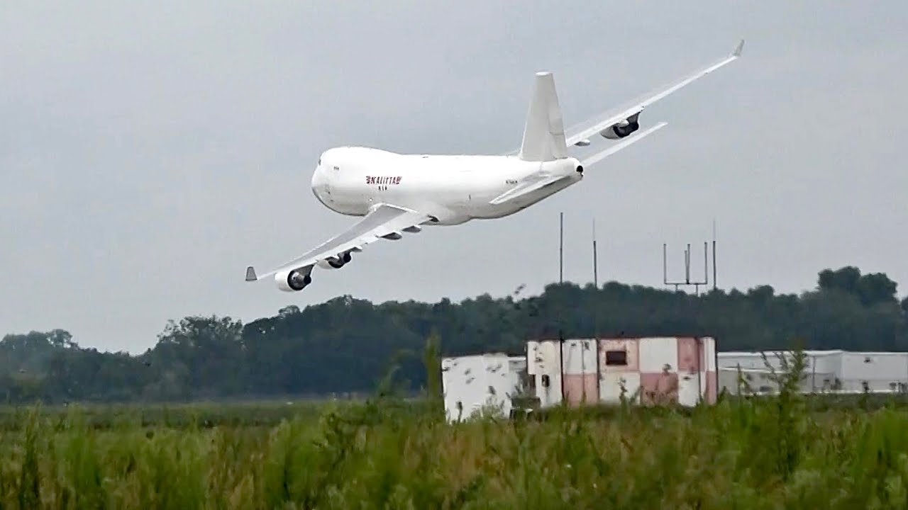 747 Flies Too Low