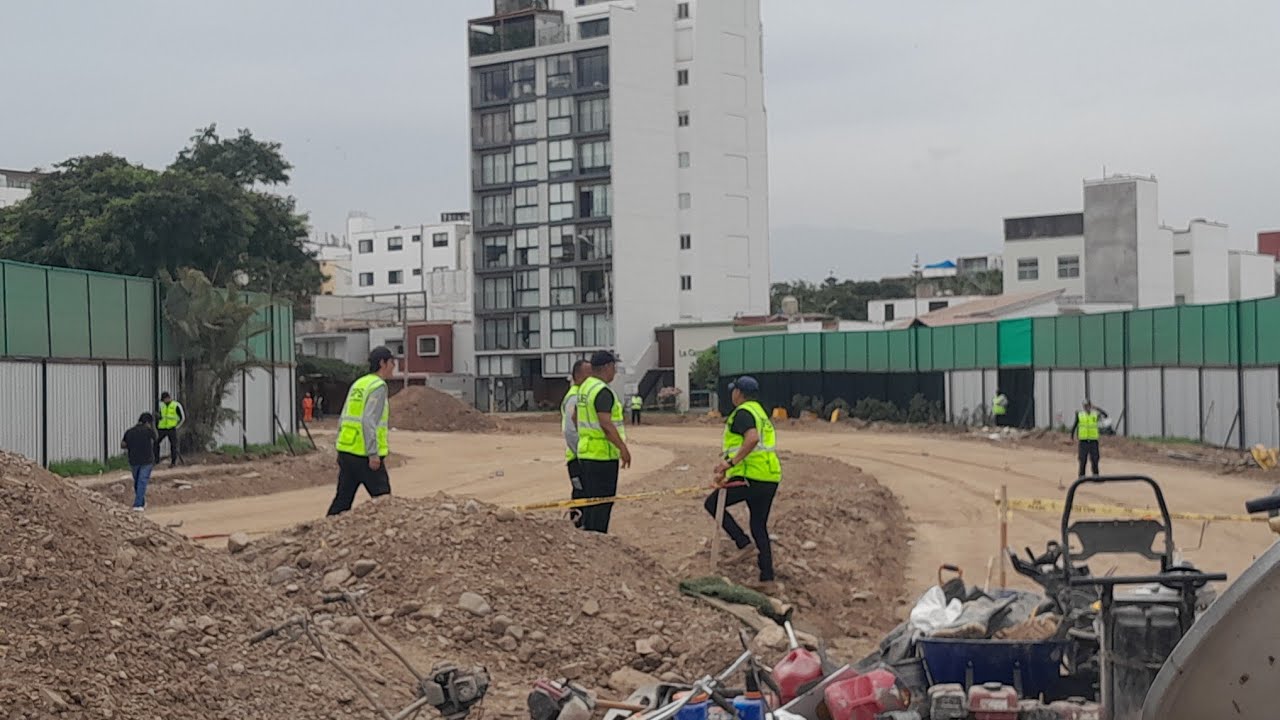 Colegio Hiram Bingham no deja trabajar de dia en la Av.Paseo la Castellana cuadra  9.Avances de obra