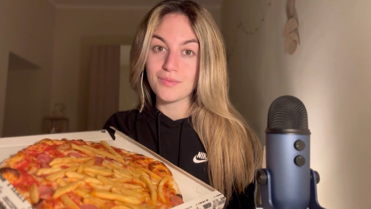 EATING PIZZA 🍕 würstel e patatine (asmr ita)