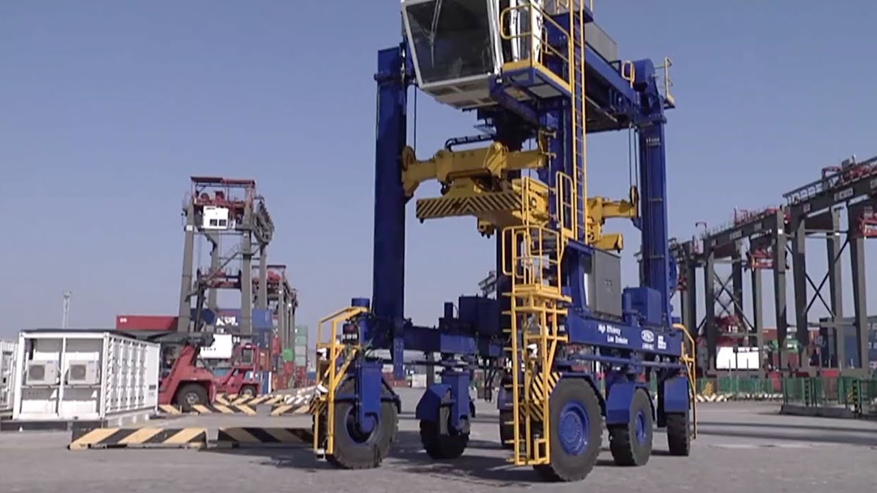 World’s first unmanned straddle carrier produced in China