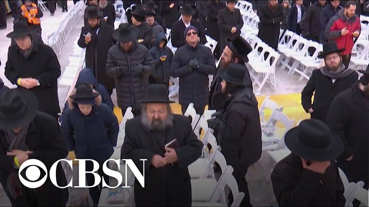 Tens of thousands of Jewish people celebrate religious event after violent attacks