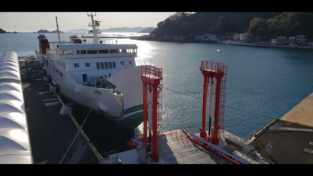 八幡浜港　新フェリーターミナル　宇和島運輸フェリー　おおいた　入港着岸
